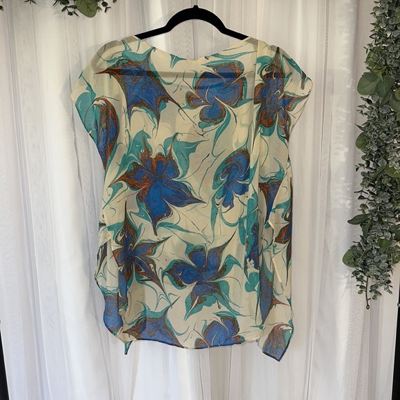 Breezy Abstract Top - Picture 4 of 4